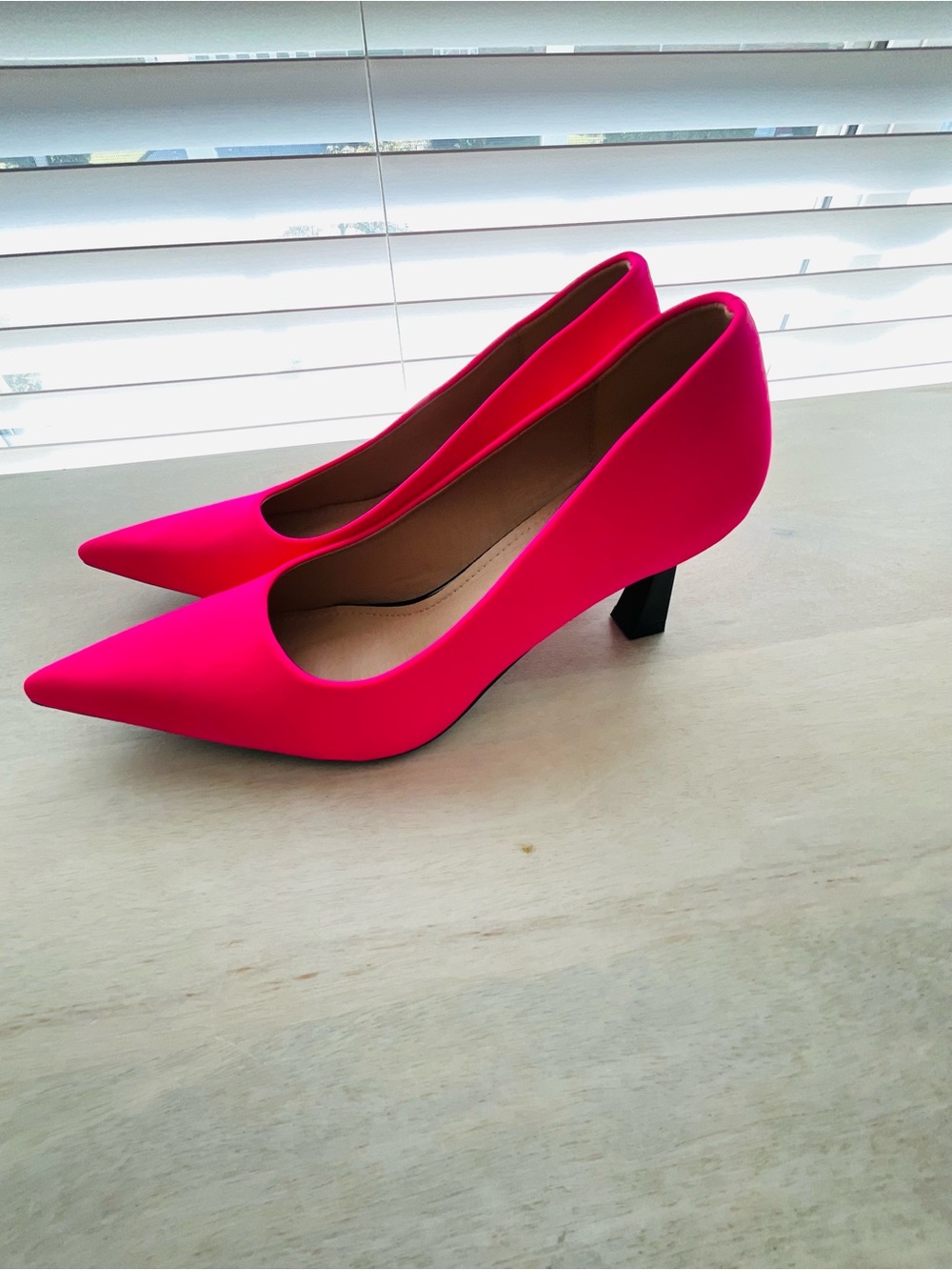 Women's Pointed Toe Mid Heel Pumps in Hot Pink